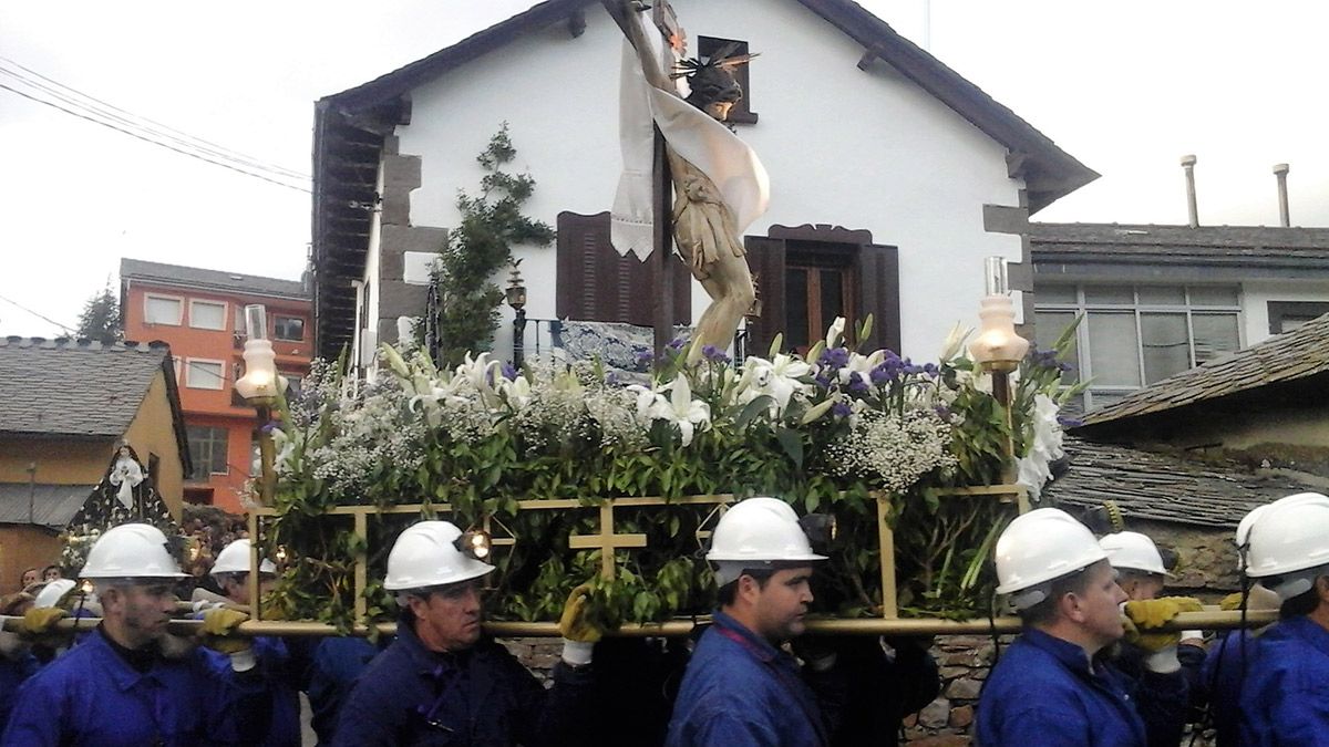 La cofradía del Cristo de los Mineros protagonizó los actos del Viernes Santo en la localidad lacianiega de Caboalles de Abajo. | ESTEFANÍA NIÑO