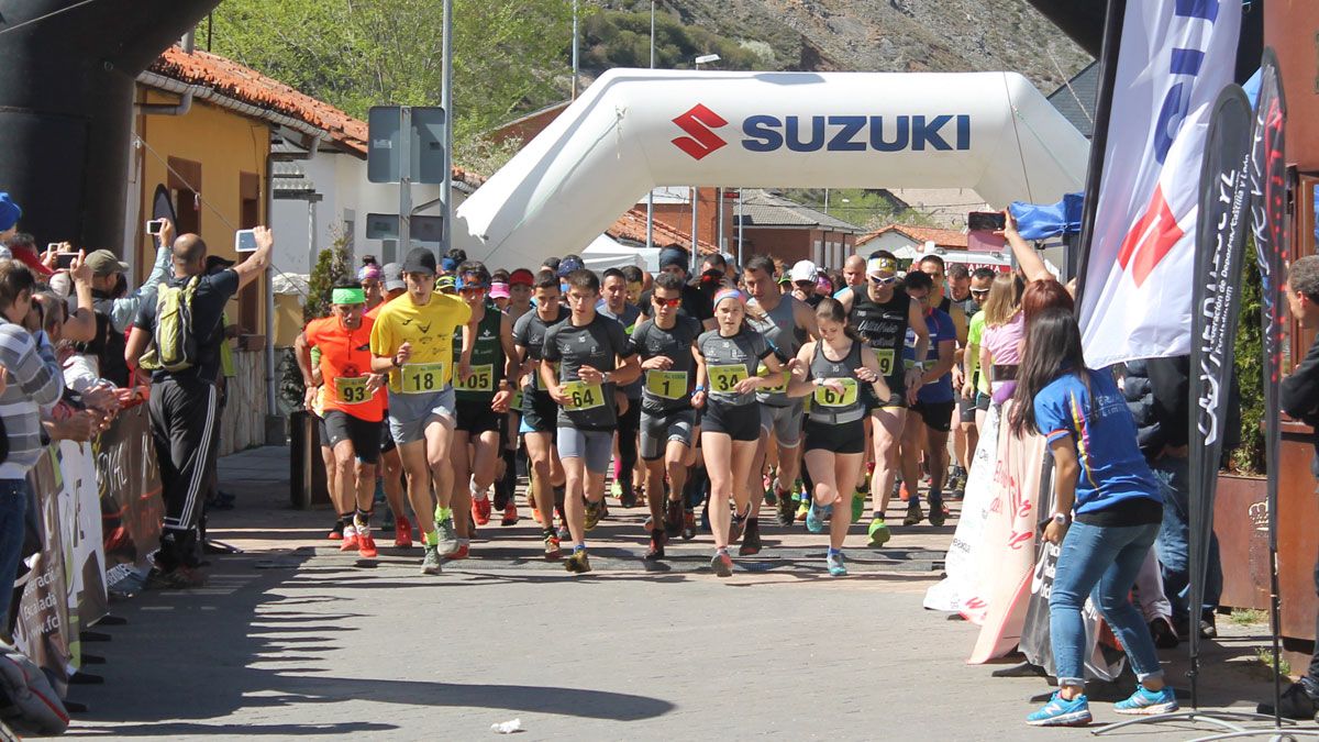 Los corredores, en el momento de tomar la salida. | L.N.C.