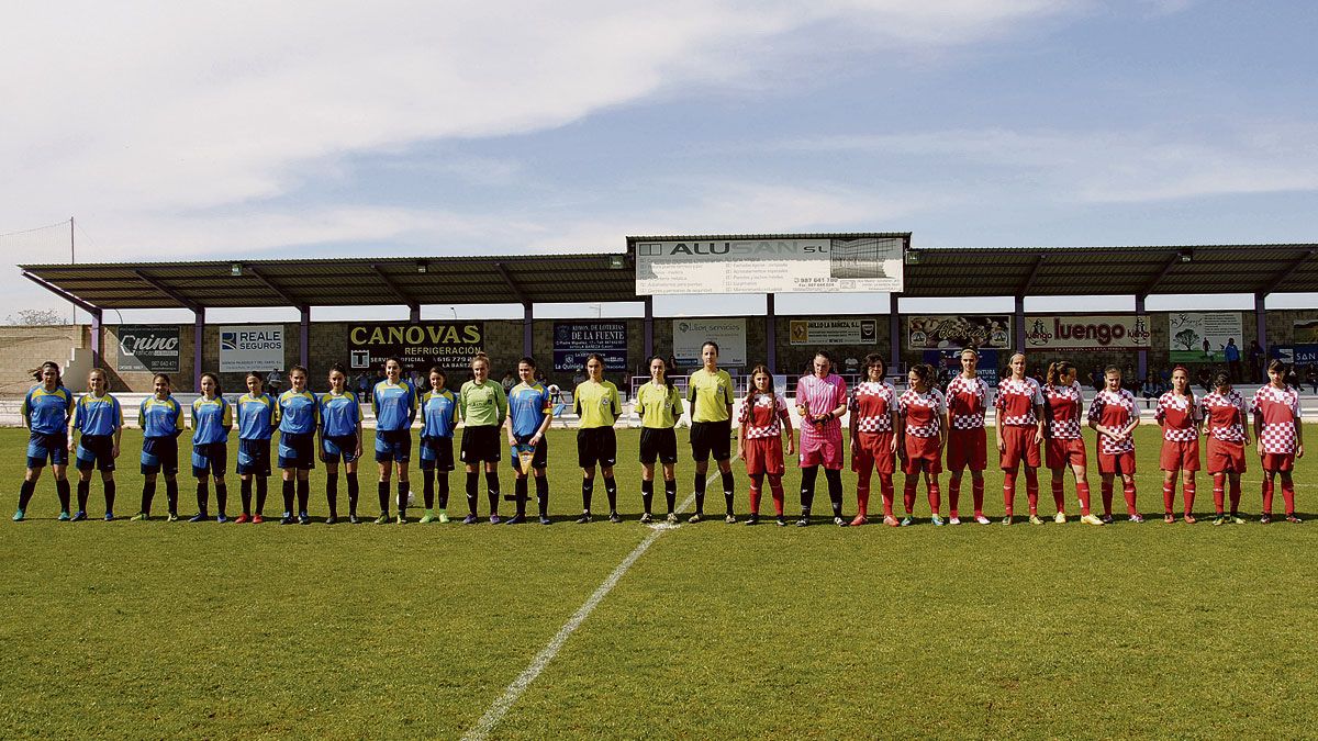 Los combinados autonómicos Sub 16 de Castilla y León y Asturias jugaron un amistoso ayer en La Llanera. | ABAJO