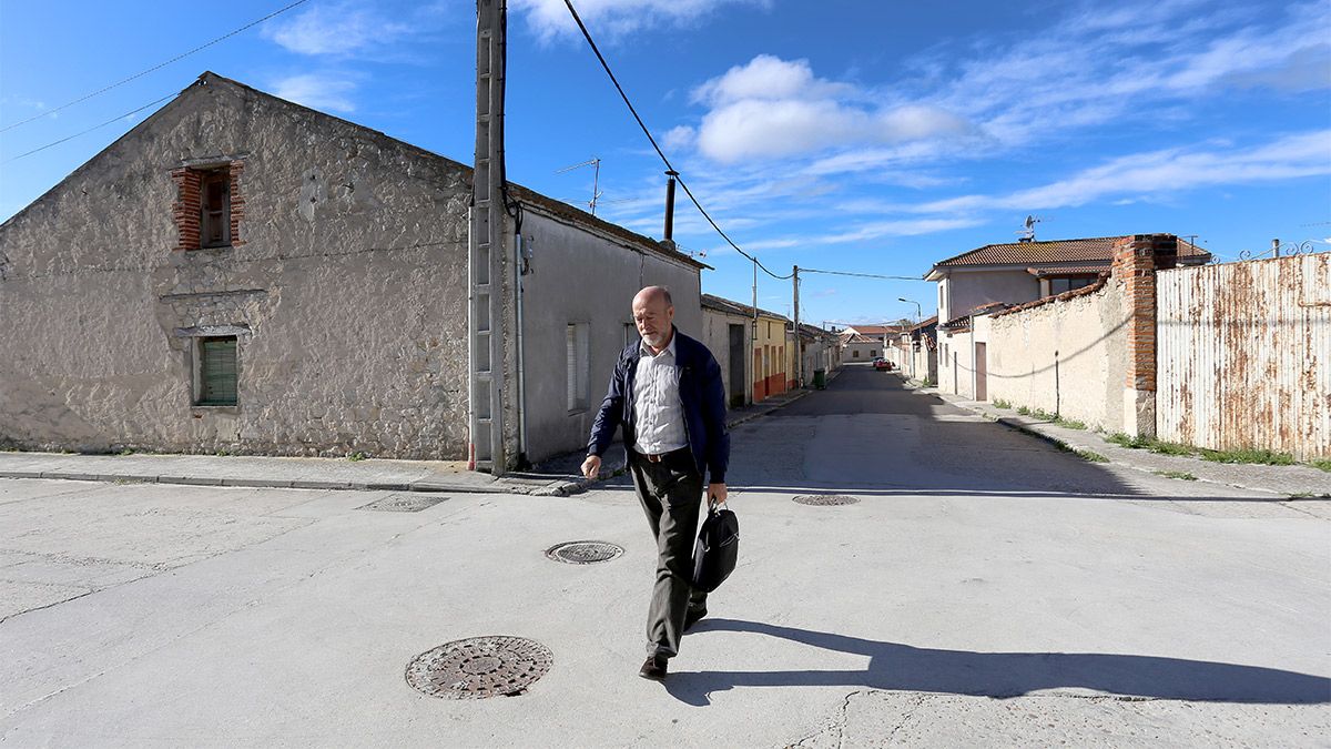 El médico de Familia Miguel Ángel Castilla camina por las calles de Viloria del Henar (Valladolid), donde está el consultorio local en el que atiende a sus pacientes. | ICAL
