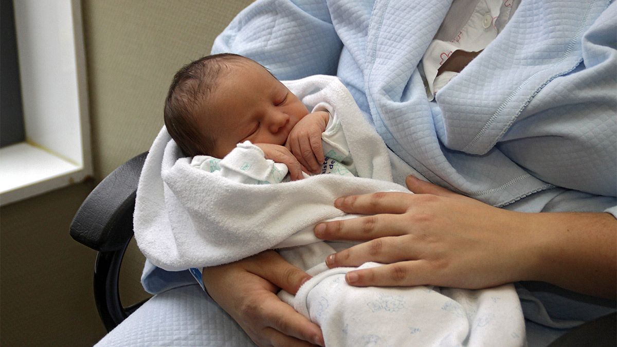 Imagen de archivo de un pequeño recién nacido. | ICAL