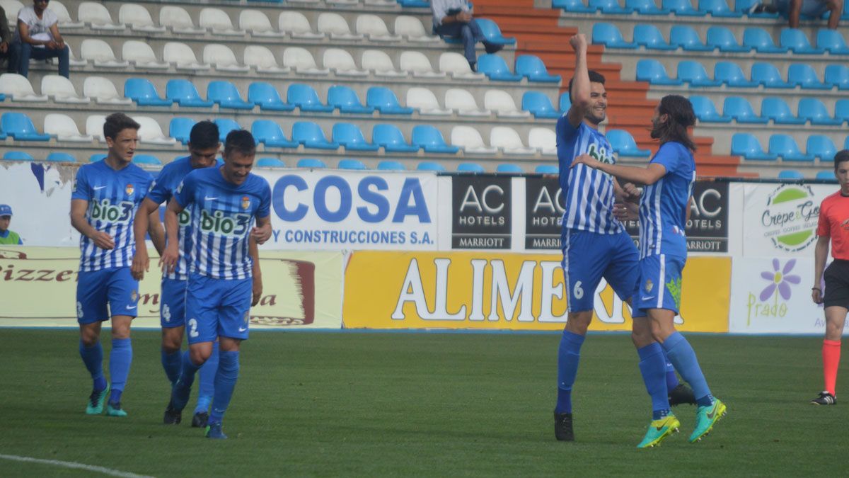 Andy celebra el primer gol de la Deportiva. | A. CARDENAL