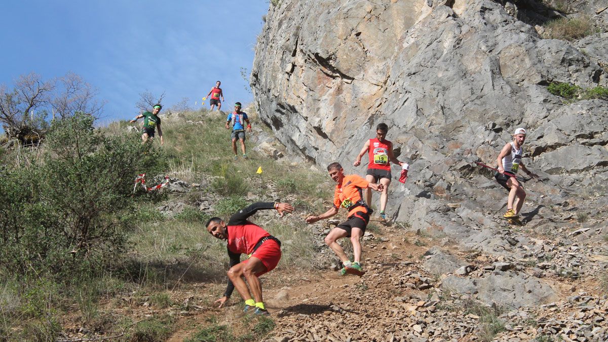 Los corredores realizan una de las numerosas bajadas. | L.N.C.