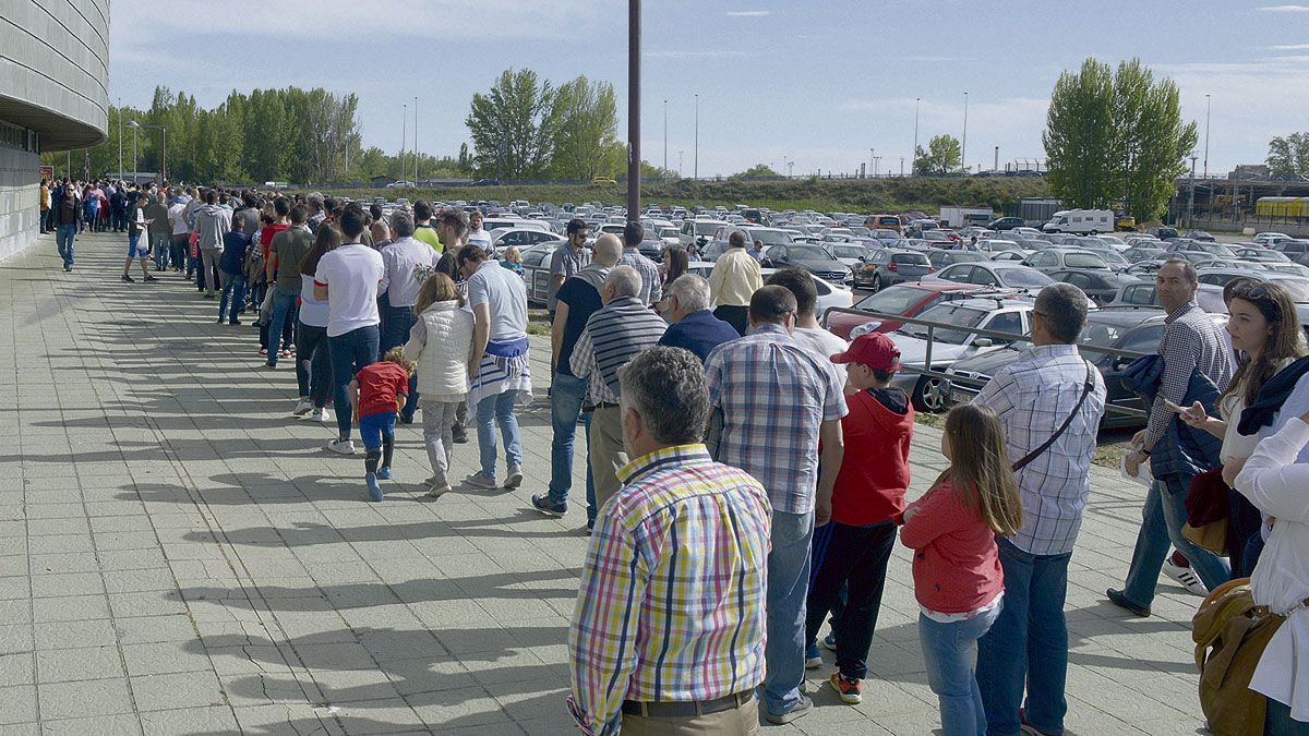 La afición culturalista trata de digerir los malos tragos de Racing de Santander y Celta B para volver a engancharse a la ilusión del ascenso. | MAURICIO PEÑA
