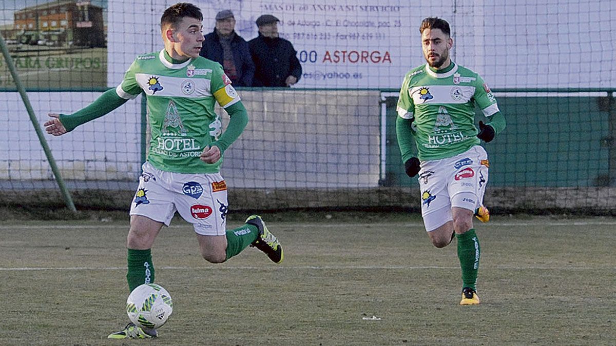 Diego Peláez, autor del cuarto gol, con el balón. | DANIEL MARTIN