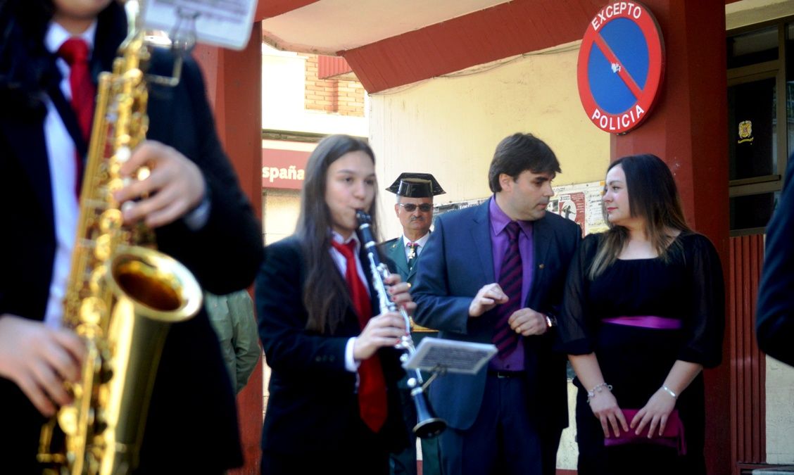 El alcalde y una de las ediles del equipo de gobierno, antes de partir la comitiva hacia el santuario, donde el regidor esperó fuera durante la misa. | D.M.