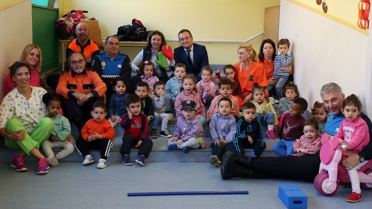 Un momento de la visita que realizaron este lunes los concejales al centro infantil. | CÉSAR