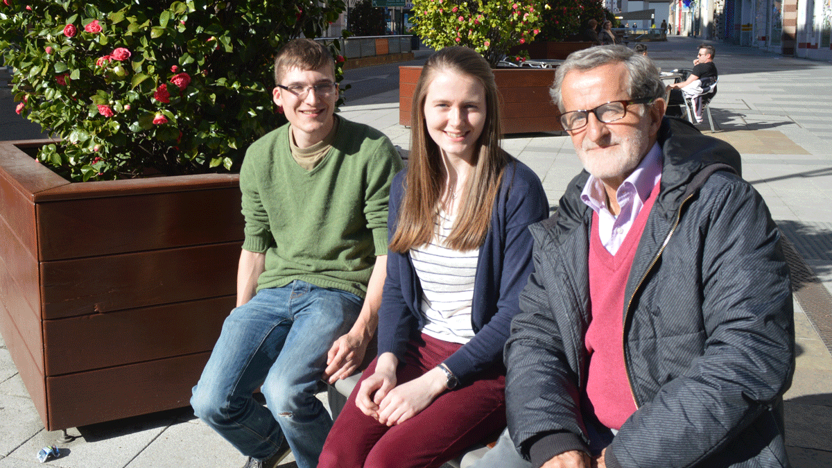 El inglés Jack Caldwell, la irlandesa Ashleigh Kerr y el presidente de la Asociación de Alumnos de la EOI de Ponferrada, Publio Reguera. | L. N. C.