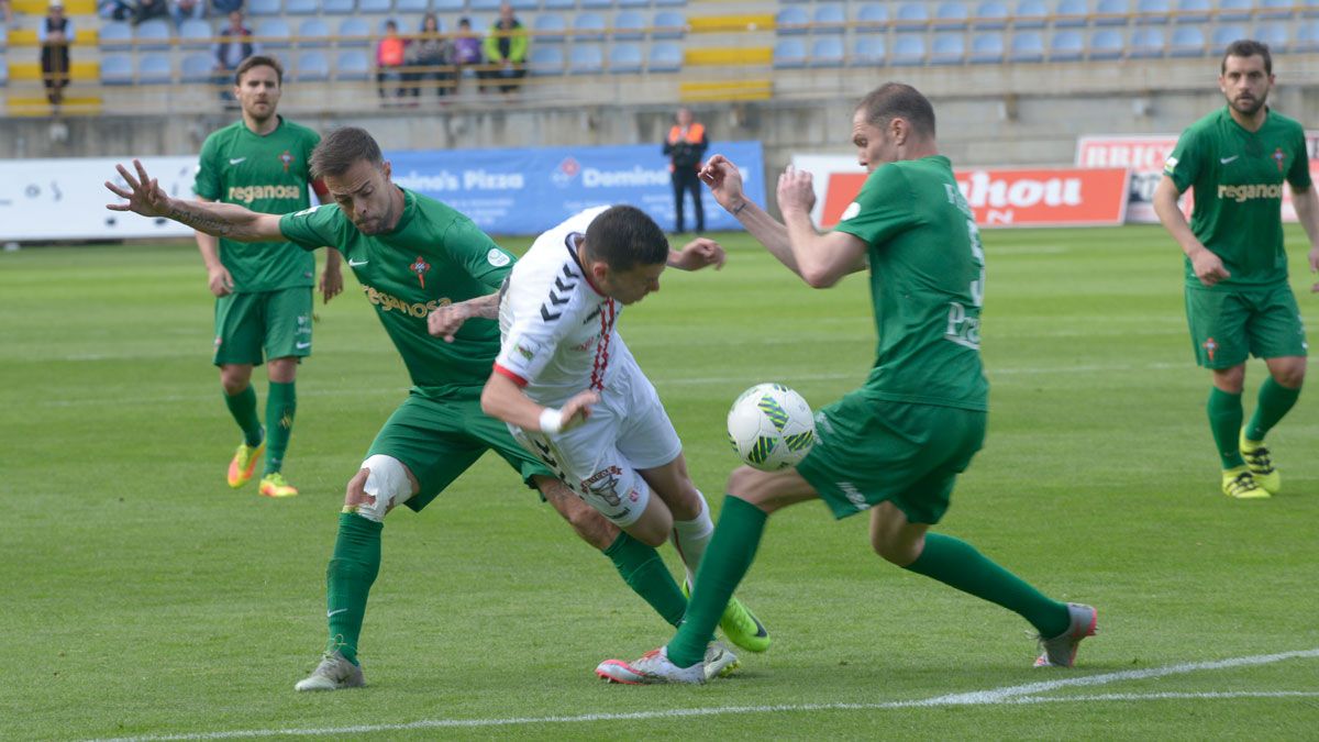 Álex Gallar, en una acción del encuentro ante el Racing de Ferrol. | MAURICIO PEÑA