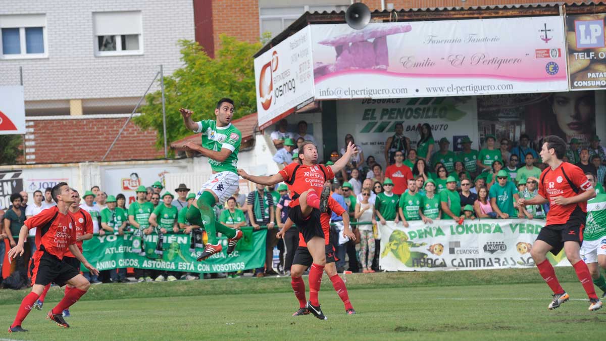 Roberto Puente, uno de los que repetirán ‘playoff’ con el Astorga, en al foto ante el Laredo. | DANIEL MARTÍN