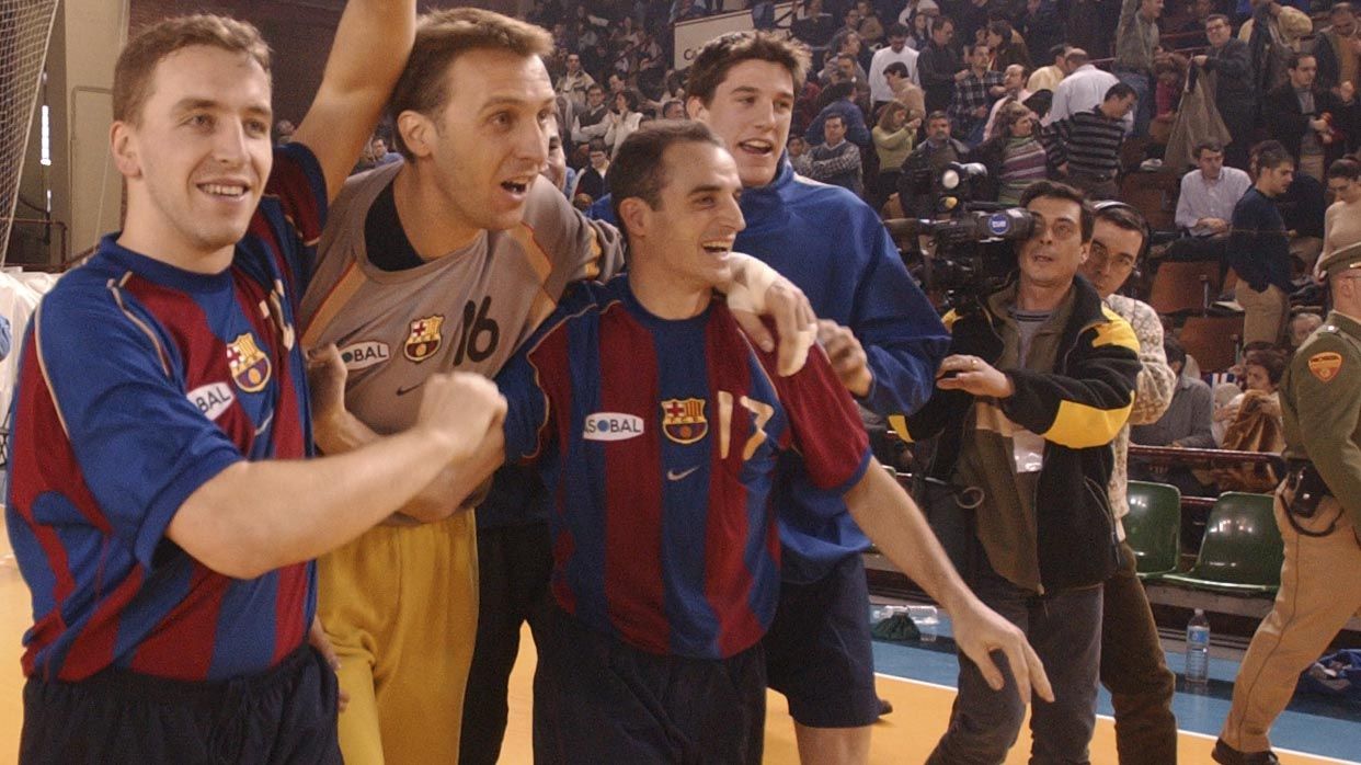 Guijosa celebra un título de la Copa Asobal en el Palacio junto a Barrufet y Fernando. | MAURICIO PEÑA Guijosa celebra un título de la Copa Asobal en el Palacio junto a Barrufet y Fernando. | MAURICIO PEÑA