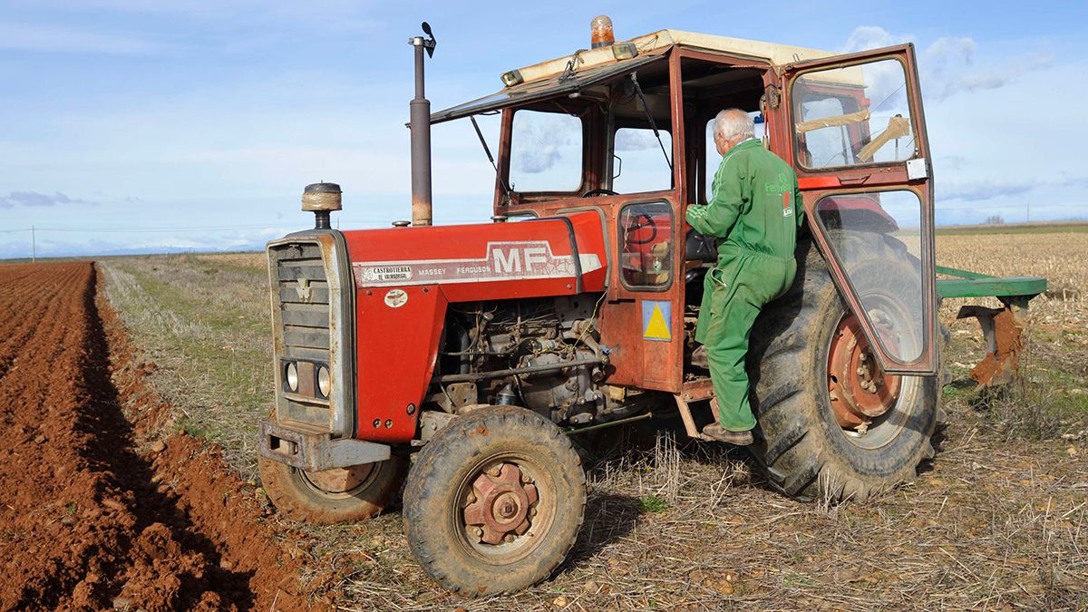 Los agricultores representan una parte importante de los autónomos que desarrollan su actividad en la provincia de León. | DANIEL MARTÍN