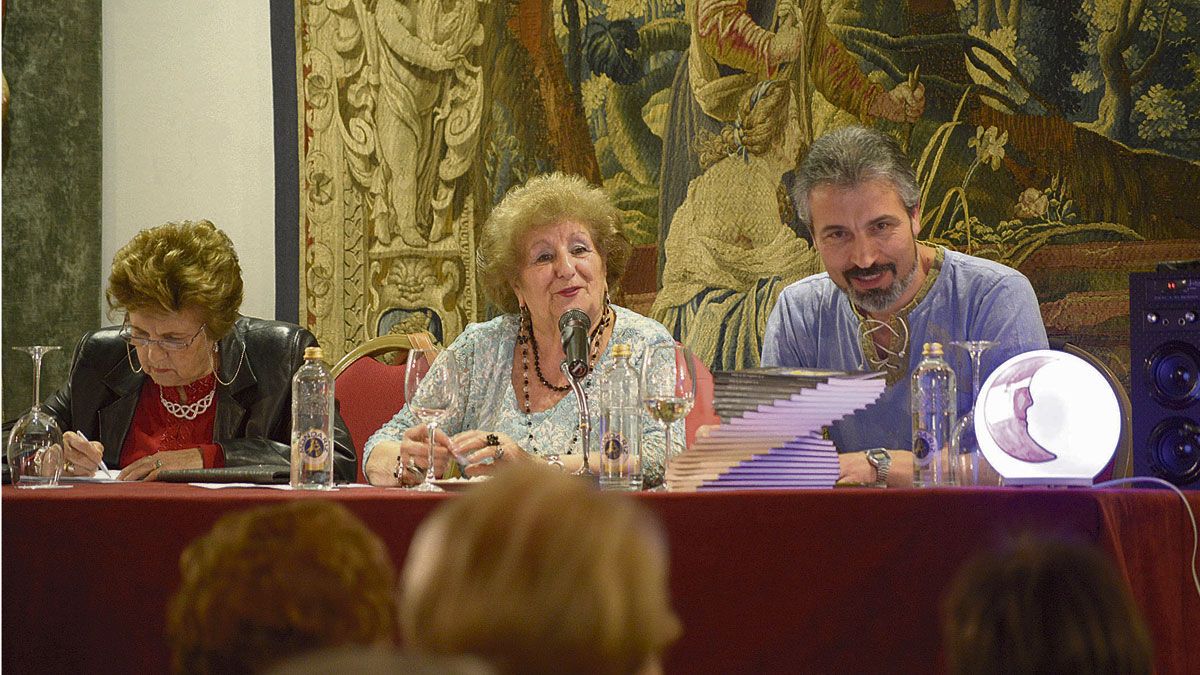Un momento de la tertulia y presentación del poemario de Javier Matilla Domínguez en el Parador de San Marcos. | MAURICIO PEÑA