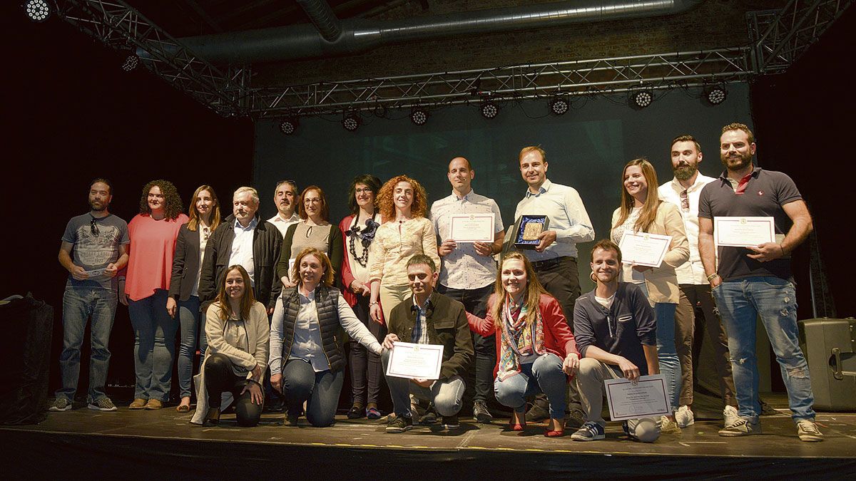 Foto de familia de los organizadores con los representantes de los servicios galardonados. | MAURICIO PEÑA