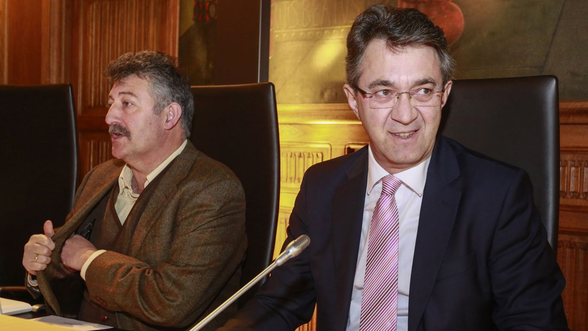 El presidente de la Diputación, Juan Martínez Majo (d), y el diputado Ángel Calvo, en una imagen de archivo. | ICAL