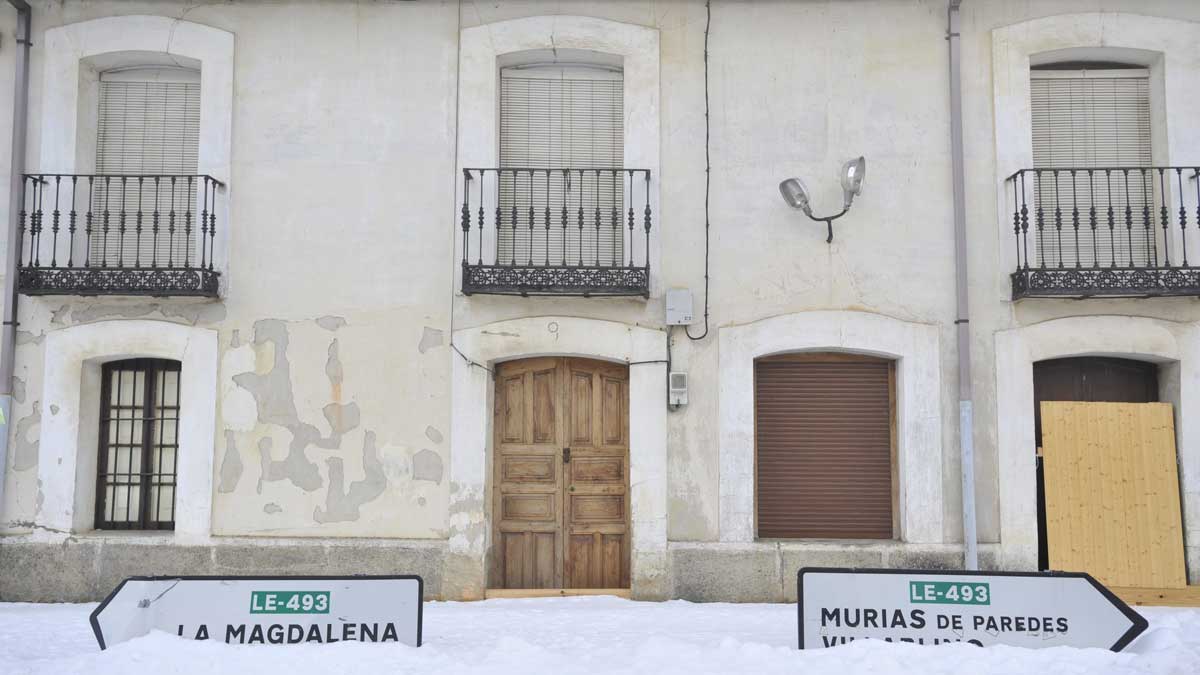 Persianas bajadas, tableros protegiendo las puertas, fachadas desconchadas... el paisaje típico de la despoblación en la provincia leonesa. | DANIEL MARTÍN