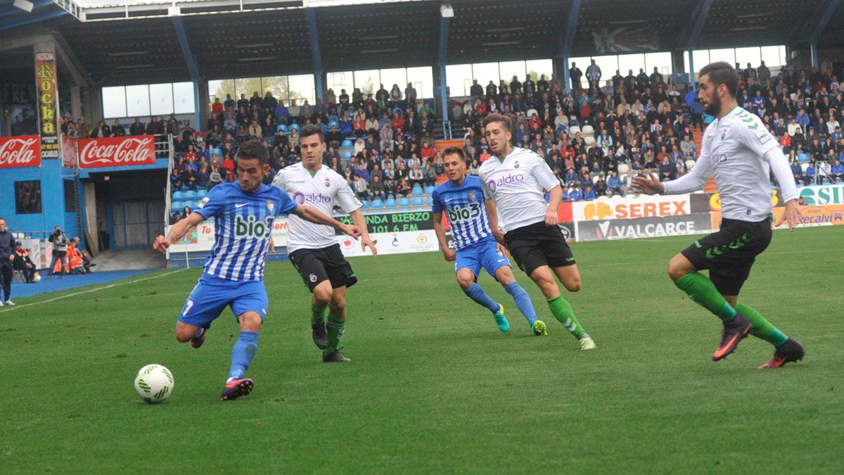 Menudo intenta centrar rodeado de varios jugadores del Racing de Santander. | DANIEL MARTÍN