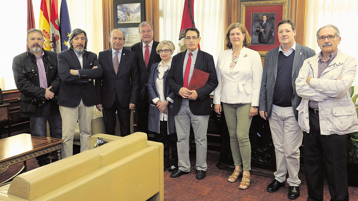 Reunión del alcalde con integrantes de la cofradía del Pendón de San Isidroro. | CÉSAR Reunión del alcalde con integrantes de la cofradía del Pendón de San Isidroro. | CÉSAR
