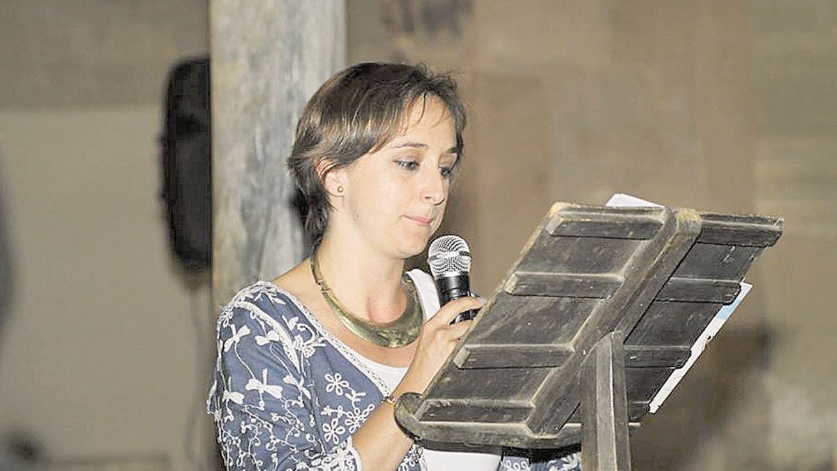 La poeta Sara Otero del Amo participa en el acto de este jueves en el Palacio del Conde Luna, en el que se presenta su poemario ‘Cronos en Bardaya’.