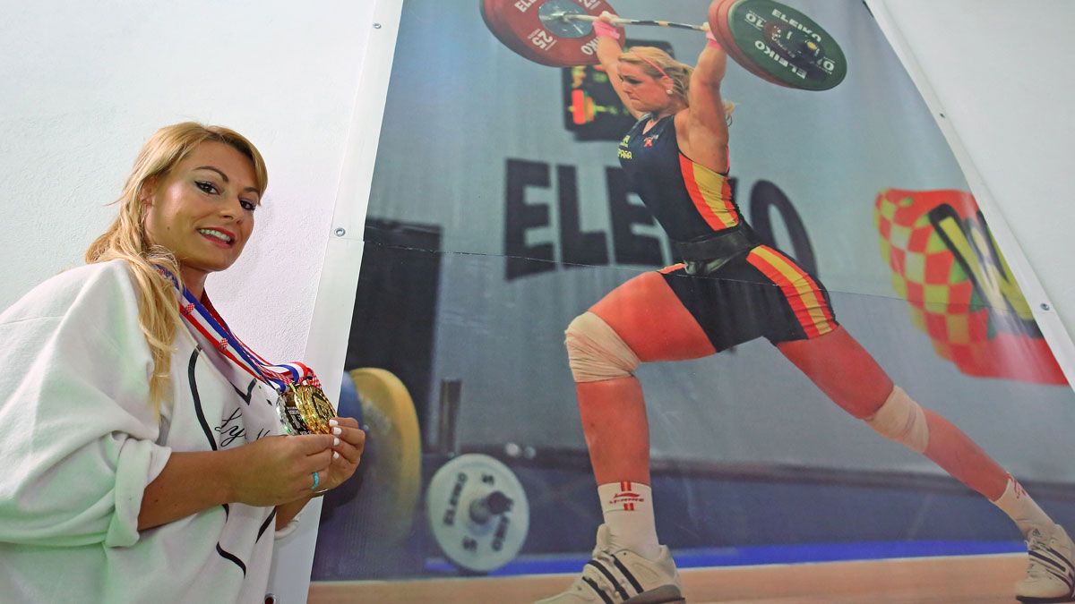 Lydia Valentín, premio Castilla y León del Deporte 2016, posa con las últimas medallas conseguidas en el campeonato europeo de Croacia. | CÉSAR SÁNCHEZ (ICAL)