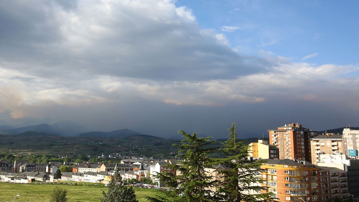 Una espesa nube de humo cubre toda la zona sur del municipio de Ponferrada. | C.S. (Ical)
