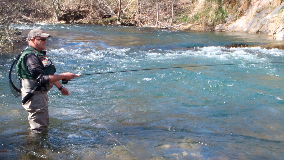 Un pescador, en uno de los ríos de la capital. | R.P.N.