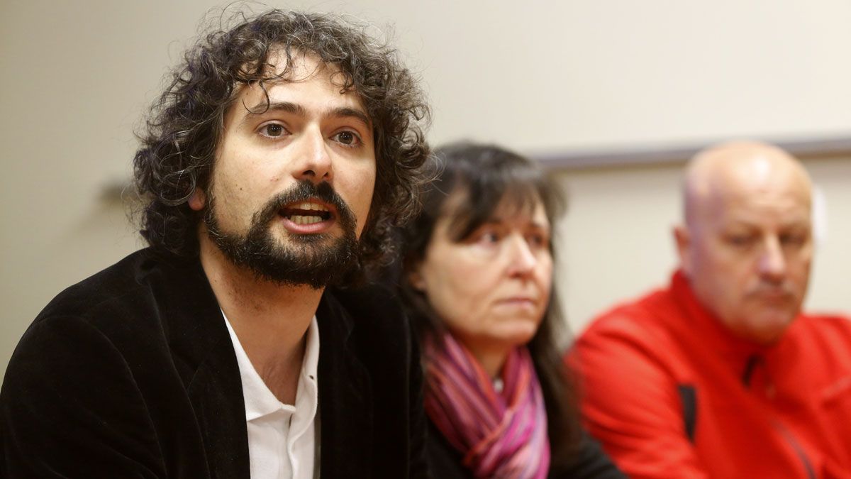 El candidato a la presidencia de la Junta de IU, José Sarrión, presenta a la candidata a la Alcaldía de Astorga, Carmen Villaverde. Junto a él, la cabeza de lista para las Cortes Autonómicas por León, Pilar González. | CARLOS S. CAMPILLO