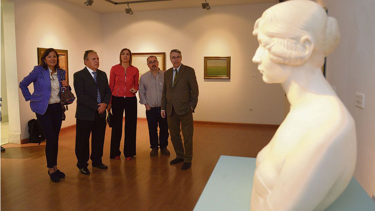 Los diputados Miguel Ángel Fernández e Inmaculada Toledano con los comisarios de las exposiciones en León y Valladolid. | MAURICIO PEÑA