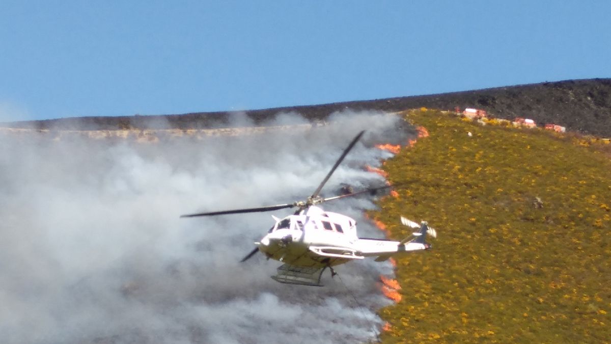 Los medios se afanaban en hacer que el fuego no tocara Peñalba, apostados en la pista forestal que une esa población y San Cristóbal  | M.I.