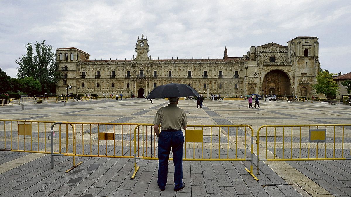 El Hostal de San Marcos cerrará previsiblemente en octubre para acometer una renovación integral del interior del emblemático hotel. | DANIEL MARTÍN