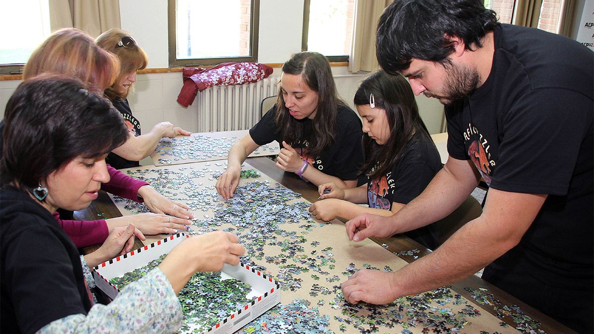 Los participantes intentan encajar las 33.600 piezas del puzle. | ICAL