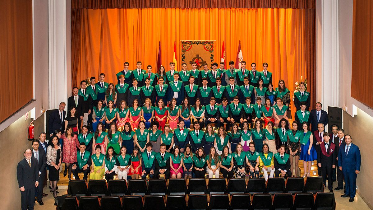 Alumnos graduados en el Colegio Leonés de León. | JOSANZ