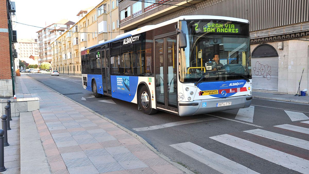 Un autobús circula por la calle Astorga de la capital leonesa. | DANIEL MARTÍN
