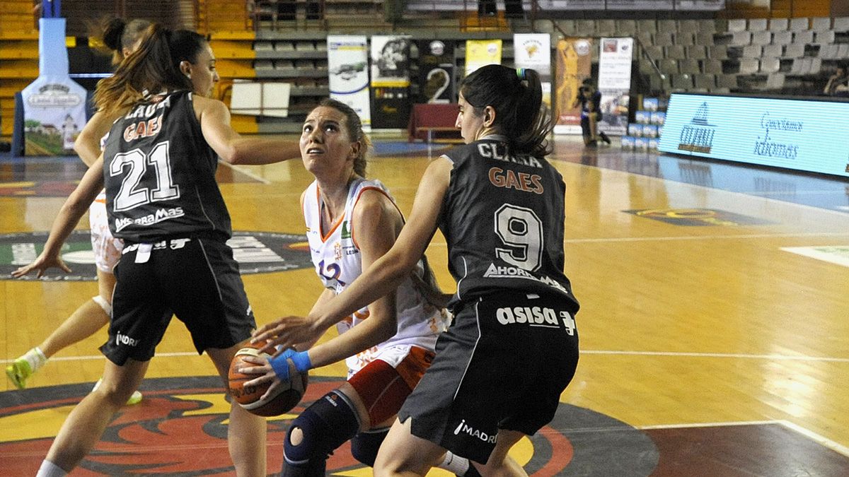 Itsaso Conde trata de anotar ante Clara Rodríguez. | DANIEL MARTÍN