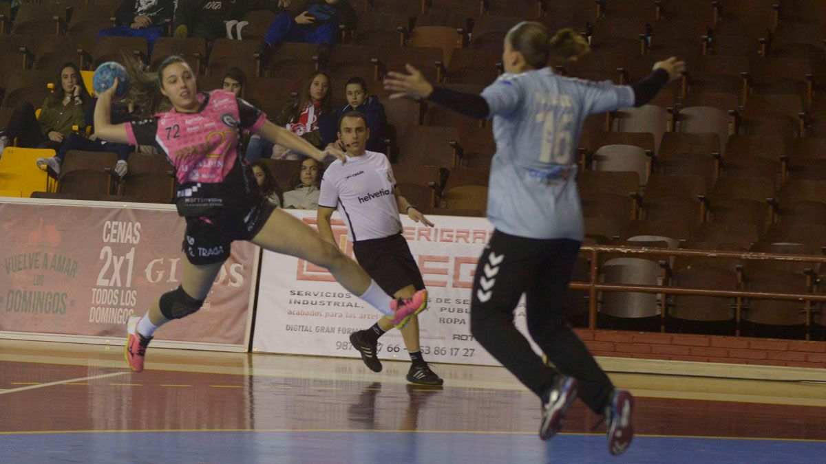Mónica Gutiérrez lanza ante Silvia Navarro. | MAURICIO PEÑA