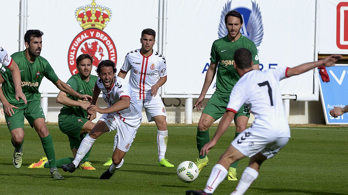 Mario Ortiz cae derribado en el partido ante el Racing de Ferrol. | MAURICIO PEÑA