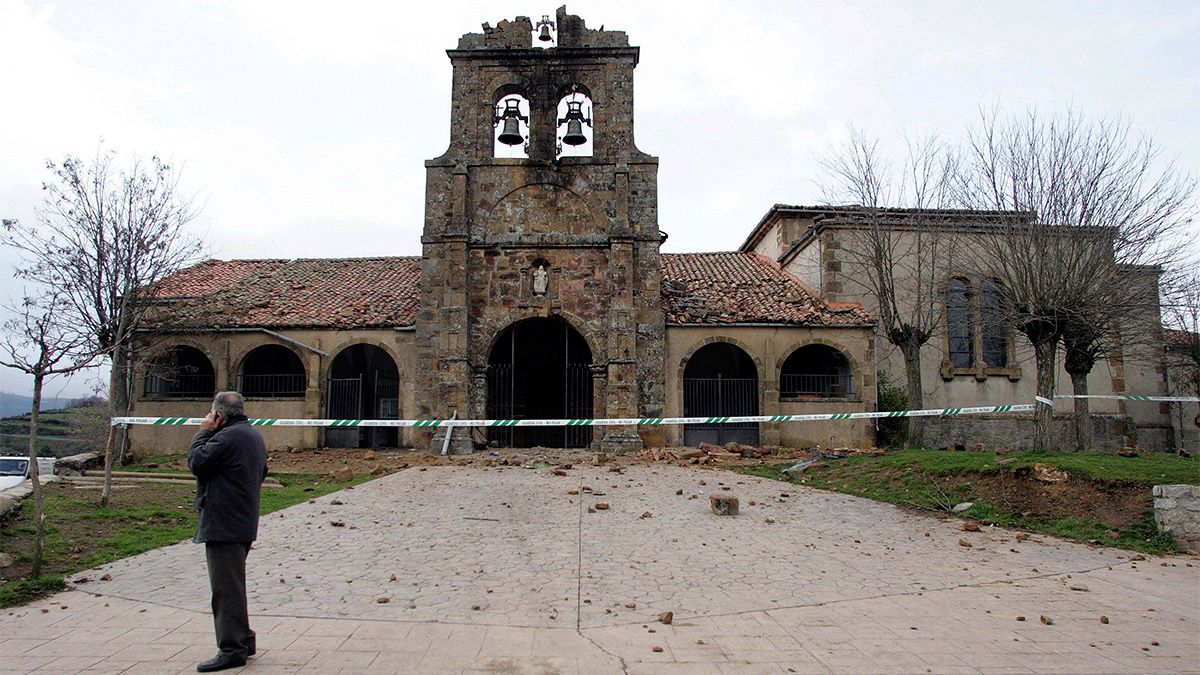 Estado en el que quedó la iglesia de Prioro (León) después de derrumbarse la torre tras caerle un rayo. | ICAL