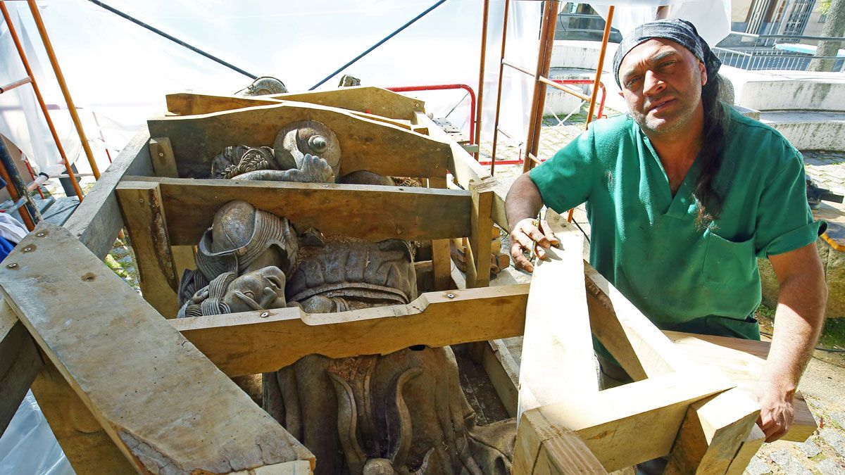 El artesano de la madera Victor Lobato, junto a una de sus obras en Columbrianos. | CÉSAR SÁNCHEZ (ICAL)