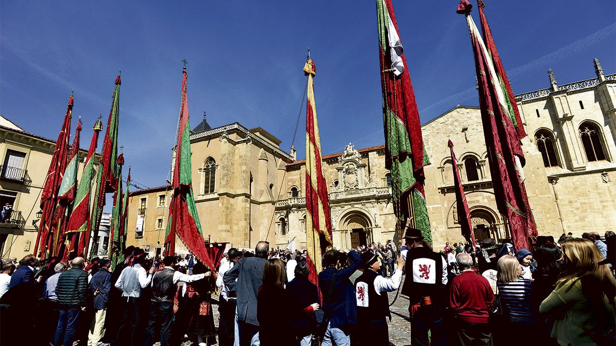 Los pendones leoneses y escudos de esta tierra "arroparon" el acto de lectura de los Decreta de 1188, este sábado en la plaza de San isidoro. | DANIEL MARTÍN