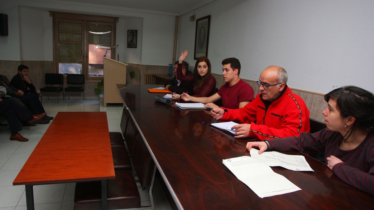 Asamblea de 'Ponferrada en común' celebrada ayer en la sede de la UGT de la capital berciana. | CÉSAR SÁNCHEZ (ICAL)