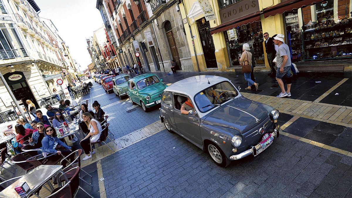 Un total de 120 Seat 600 circularon este domingo por las calles del centro de la capital leonesa. | DANIEL MARTÍN