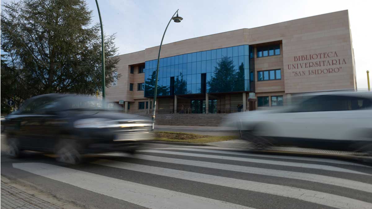 La calle principal del Campus de Vegazana de la Universidad de León. | MAURICIO PEÑA