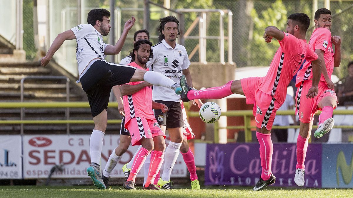 Una acción del partido en El Plantío. | MIGUEL ÁNGEL VALDIVIELSO