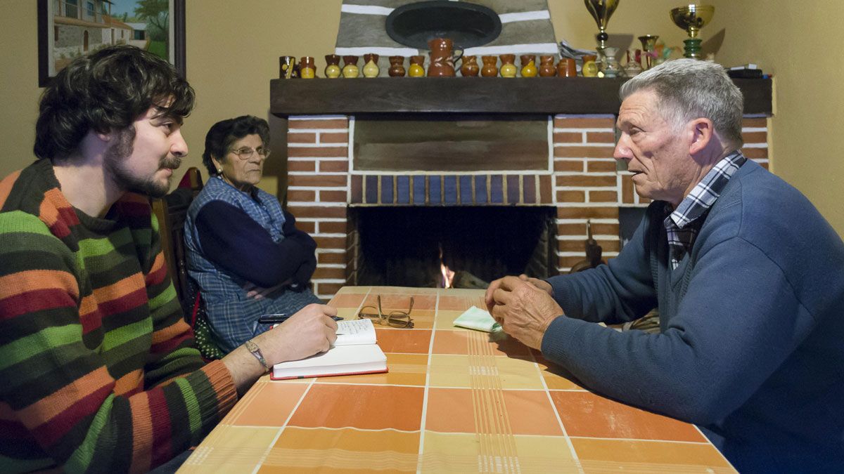 Emilio Gancedo lleva a su libreta las reflexiones del leonés de su libro, Maxi Arce, en  presencia de su mujer. | ISABEL RODRÍGUEZ