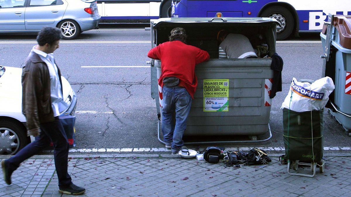 Dos personas buscan comida y otros objetos en un contenedor. | MIRIAM CHACÓN (ICAL)