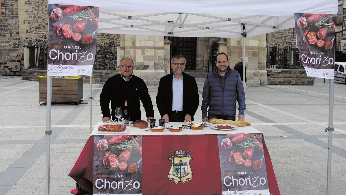 La Plaza Mayor acogió ayer la presentación de la muestra que se celebra el fin de semana y el lunes. | ABAJO
