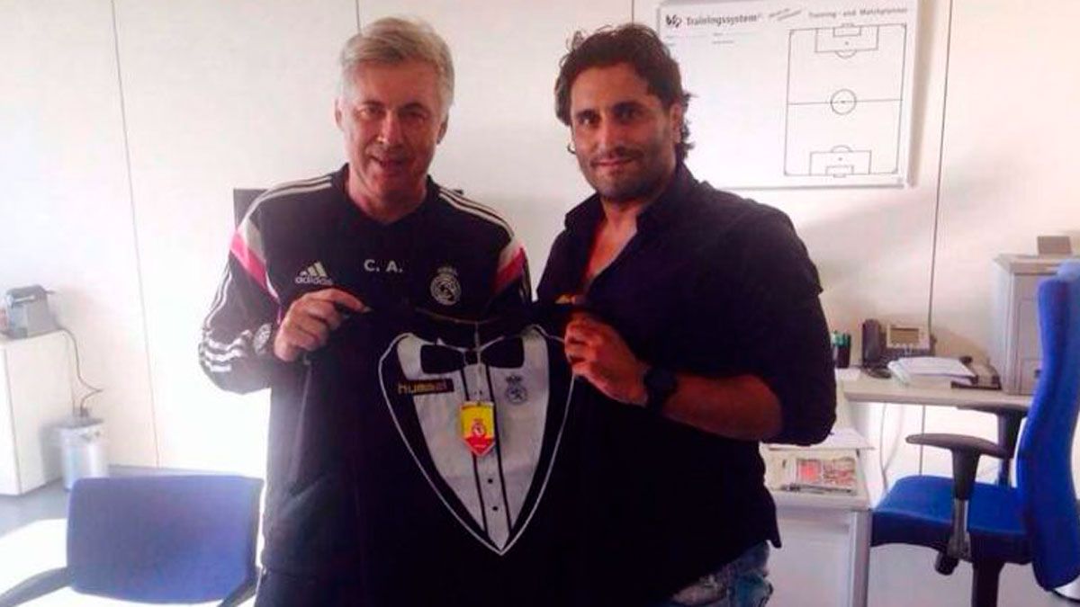 Morris Pagniello, con la camiseta de la Cultural, junto a Ancelotti. | L.N.C. Morris Pagniello, con la camiseta de la Cultural, junto a Ancelotti. | L.N.C.