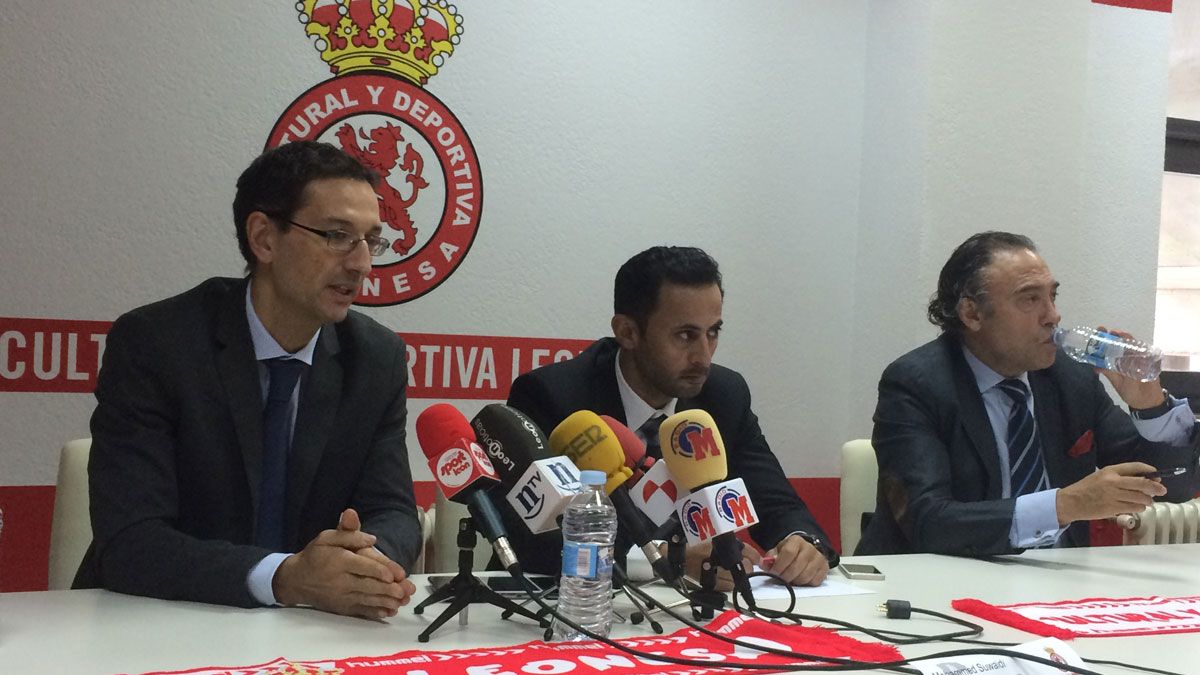 Iván Bravo, a la izquierda, durante una rueda de prensa de la Cultural. | J.A.