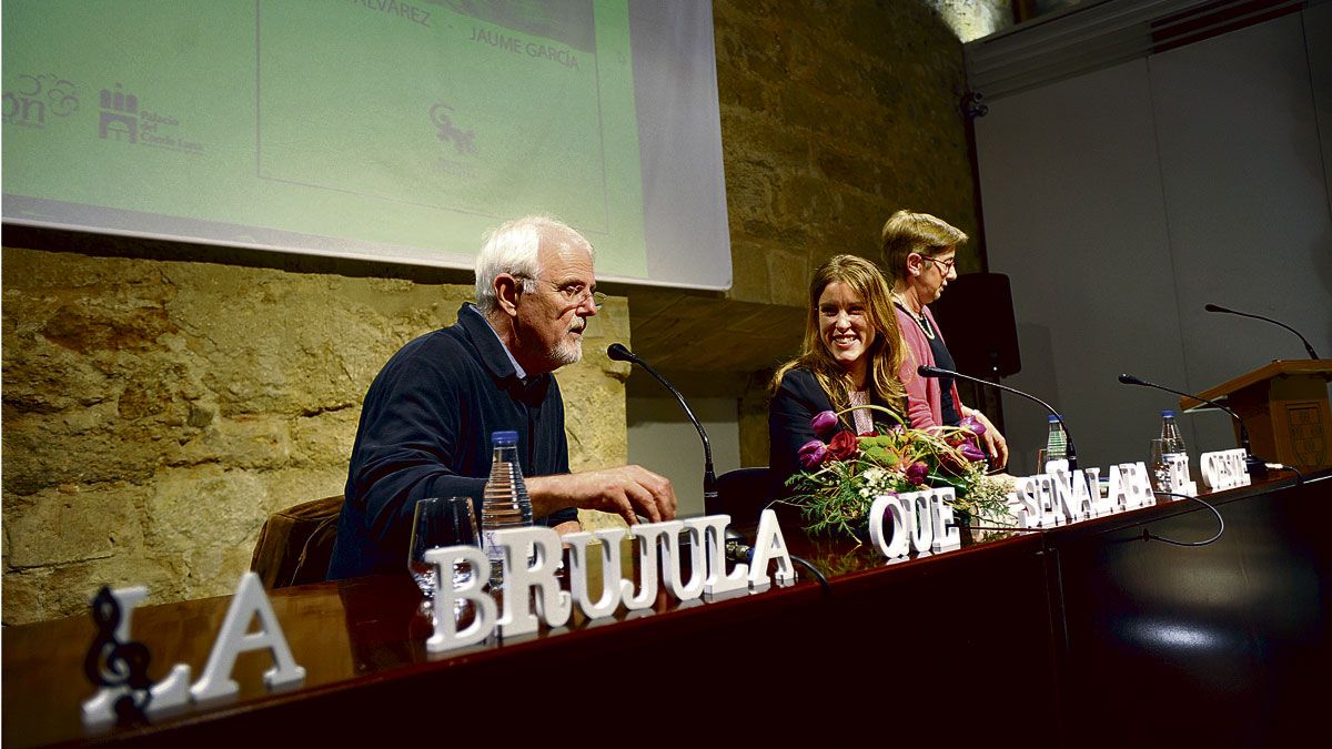 Los autores Jaume García y María Álvarez con la historiadora Carmen Carrión al fondo el día de la presentación en el Palacio del Conde Luna. | DANIEL MARTÍN