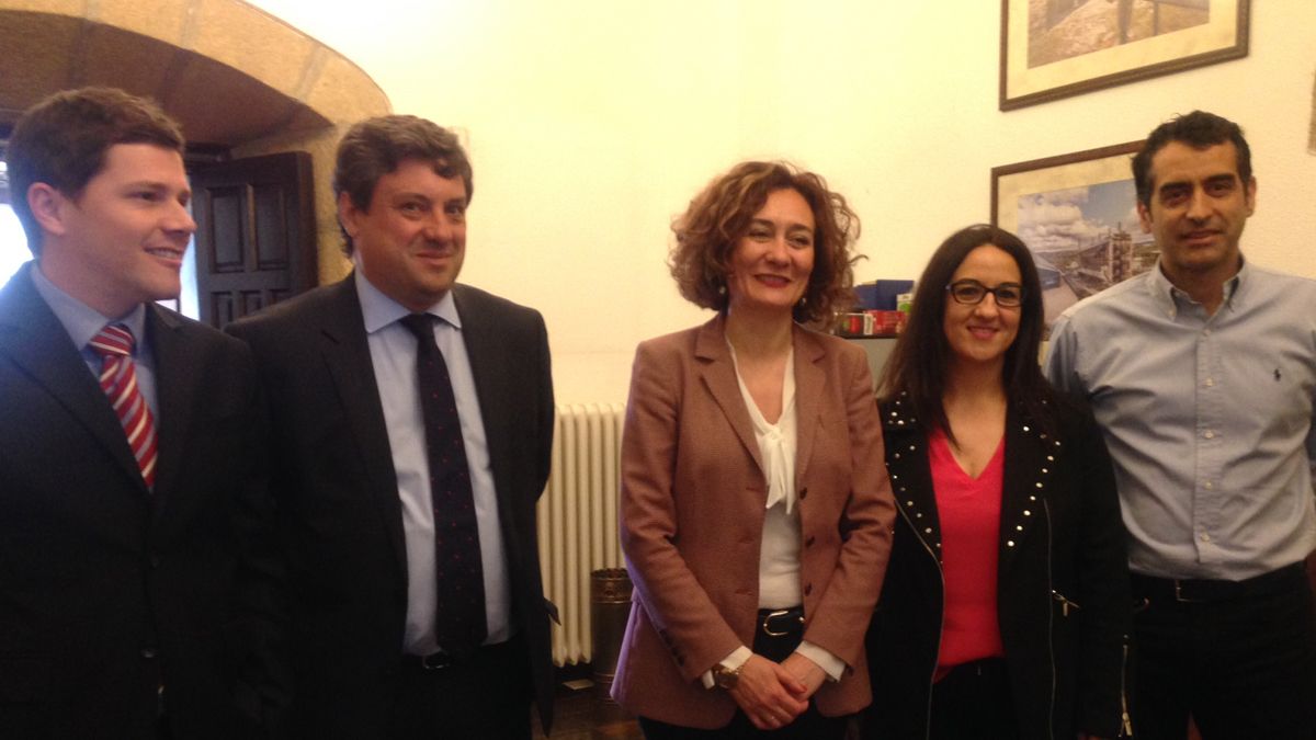 La alcaldesa con los organizadores del nuevo concurso en el Ayuntamiento de Ponferrada. | M.I.